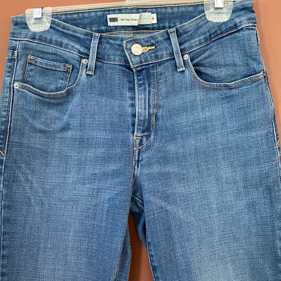 Levi’s mid rise skinny jeans with raw edge cuffs in size 6/26. - Picture 2 of 11